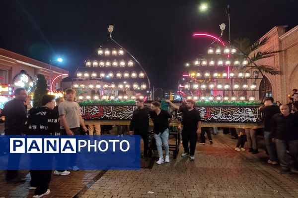 اقامه نماز ظهر عاشورا و آیین تعزیه‌خوانی در اردبیل 