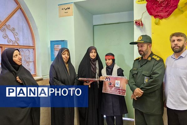 مزین کردن کلاس مدارس به نام شهدا با حضور مدیر آموزش و پرورش ناحیه دو شهرری 