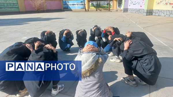 بیست و هفتمین مانور سراسری زلزله در مدرسه فرهنگ خلیل آباد 