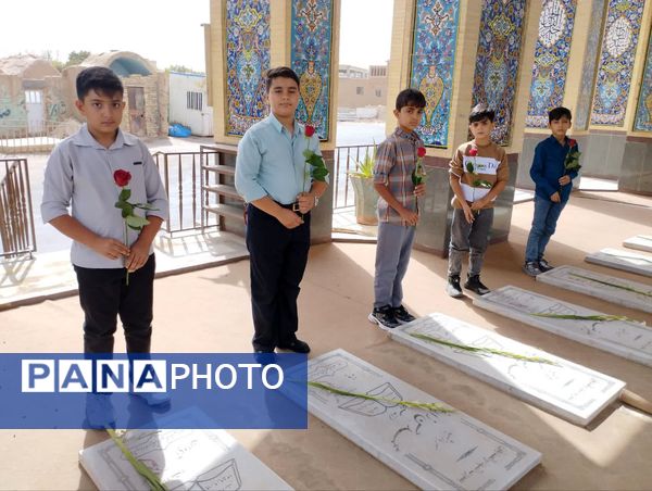 ادای احترام دانش‌آموزان میبدی به شهدای جنگ تحمیلی 