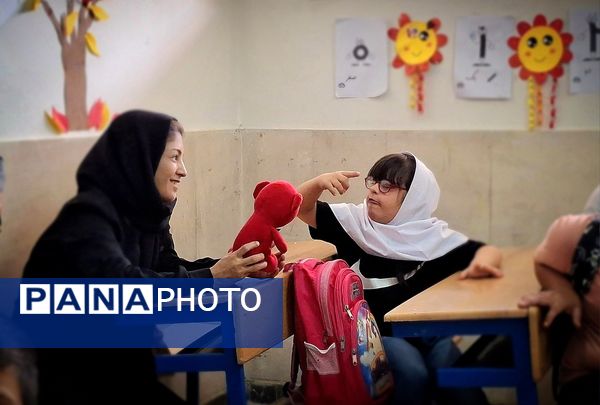 بازدید مدیرکل آموزش و پرورش استان چهارمحال وبختیاری در آموزشگاه استثنائی امید شهرستان بروجن 