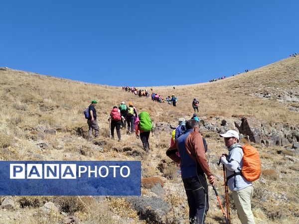 صعود هیات کوهنوردی خراسان شمالی به قله بابا سبز فاروج 
