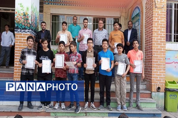 تقدیر از دانش‌آموزان برتر دبیرستان شاهد سردار شهید قاجاریان 
