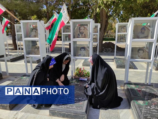 شرکت دانش آموزان دبیرستان مرحوم  حاج محمود زنده جانی در نماز جمعه