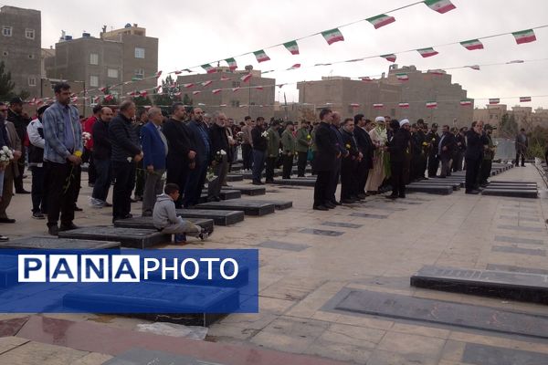 مراسم عطرافشانی مزار شهدا با حضور پرشکوه نوجوانان دهه نودی