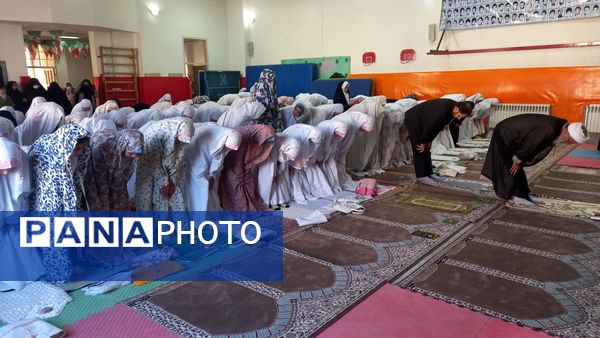 برگزاری نماز جماعت در دبستان زیور کاظمی شهرستان تفرش