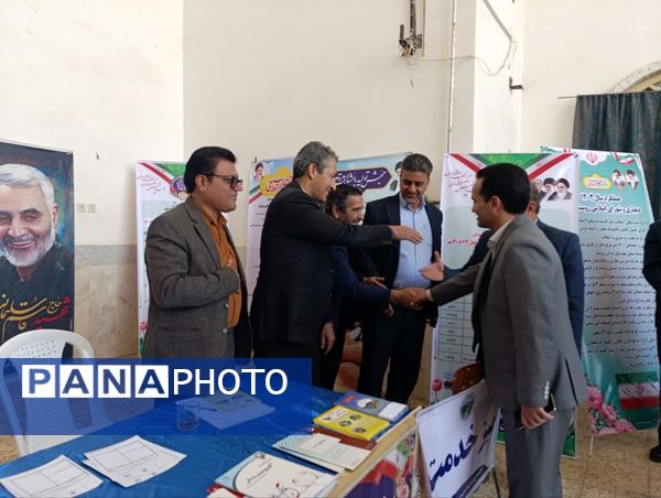 بازدید مسئولان از نمایشگاه فعالیت‌های ادارات شهرستان خلیل آباد
