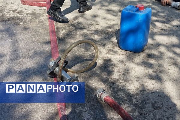 آموزش اصول اولیه آتش‌نشانی در مدرسه زکیه صباشهر