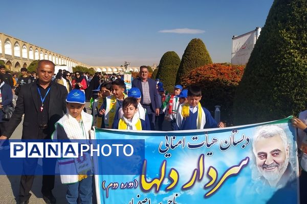 حضور پرشور مردم اصفهان در راهپیمایی روز 13 آبان