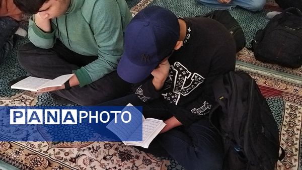 زیارت عاشورا  با یاد شهدای غزه در دبیرستان شاهد ابوذر غفاری 