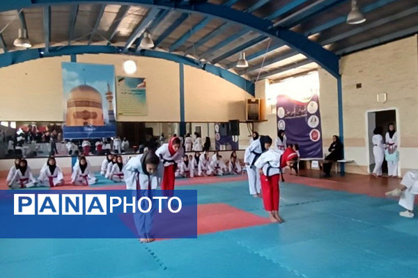 تجلیل از خیرخانه تکواندو آباده و اهدا مدال به تکواندوکاران مسابقات استانی