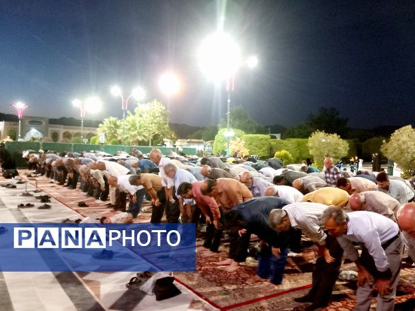 برپایی نماز جماعت در آرامگاه شهید مدرس 