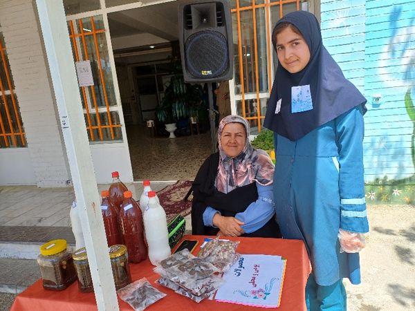 برپایی بازارچه درون‌مدرسه‌ای با هدف خوداتکایی در شیروان