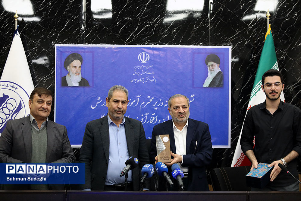 نشست صمیمی وزیر آموزش و پرورش با مدال آوران المپیادهای علمی