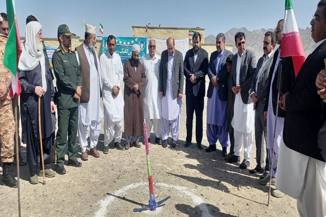کلنگ ساخت مجتمع آموزشی ۱۲ کلاسه در میرجاوه به زمین زده شد