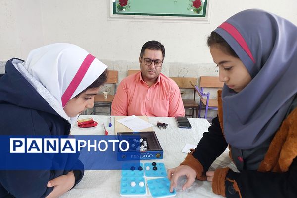 تصاویری زیبا از تمرکز دانش‌آموزان دختر در المپیاد رویش ناحیه۳ شیراز 
