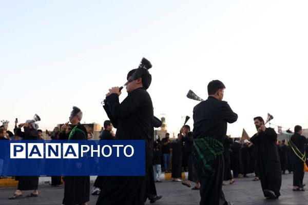 رود اشک و عشق در مسیر حرم همزمان با شکوه عزاداری هیئات‌ در خیابان‌های مشهد