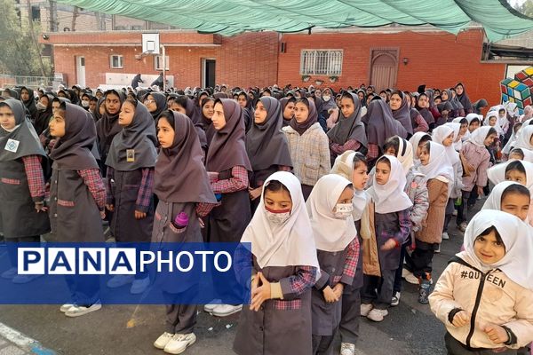 مراسم عزاداری فاطمیه با برکت پرچم امام حسین(ع) در مدرسه آیت‌الله خامنه‌ای