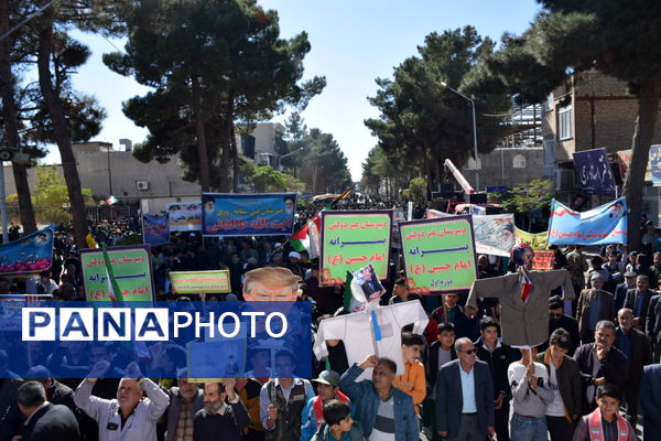 حماسه حضور نوجوانان تربت‌حیدریه در روز دانش‌آموز