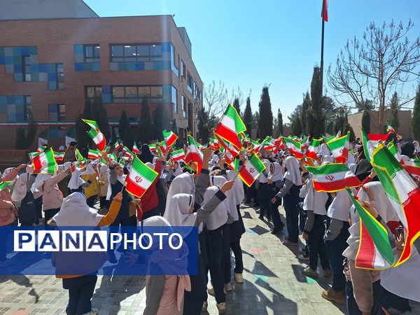 نواخته شدن زنگ انقلاب اسلامی توسط استاندار اصفهان