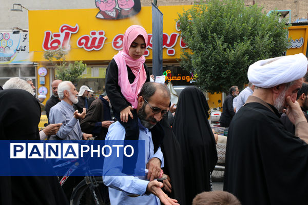 راهپیمایی نمازگزاران جمعه قم در محکومیت جنایات اردوگاه «النصیرات»