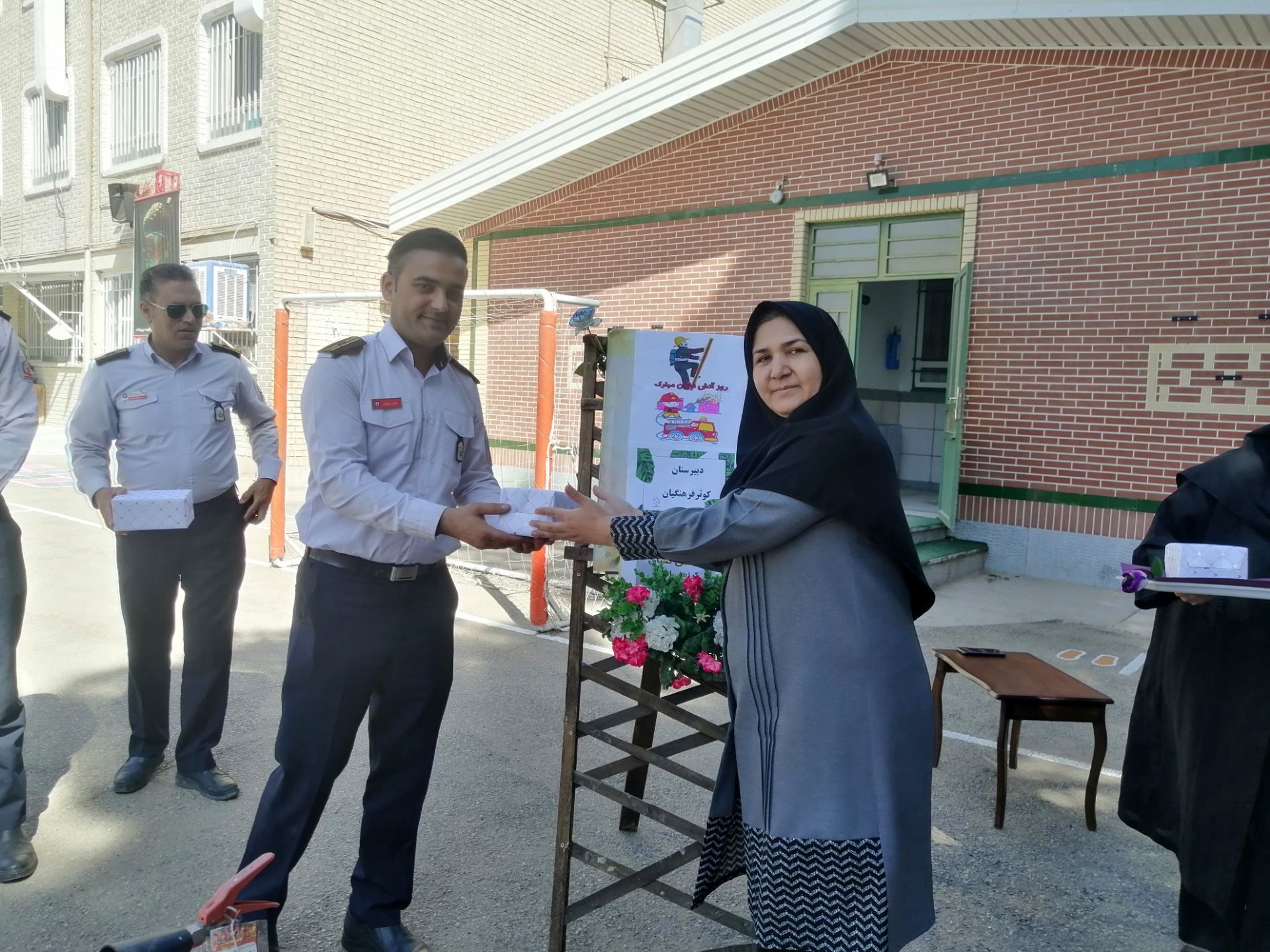 بزرگداشت روز آتش و ایمنی در دبیرستان کوثر فرهنگیان