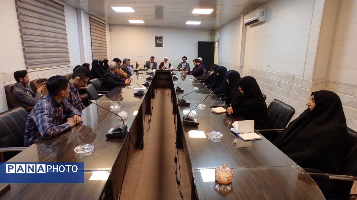 دیدار کادر آموزشی مدارس و دانشآموزان با امام جمعه شهرستان ساوه