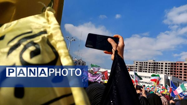 دانش‌آموزان پرچمداران استکبارستیزی در ۱۳ آبان