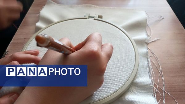 برگزاری کارگاه گلدوزی دانش‌آموزان پایه ششم دبستان لاله‌های انقلاب ناحیه 3 کرج 