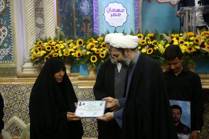 اعطای نمادین مدرک کارشناسی ارشد به خانواده پاسدار شهید اقتدار «عمران بهرامی»