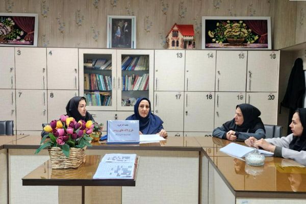 اجرای طرح «لاله‌های روشن» در دبیرستان هیات امنایی فرزانگان با هدف ترویج فرهنگ ایثار