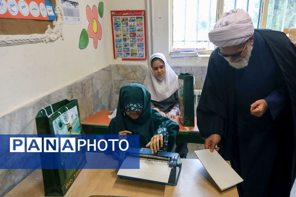 حضور تولیت آستان قدس رضوی در جمع دانش‌آموزان با آسیب بینایی مشهد