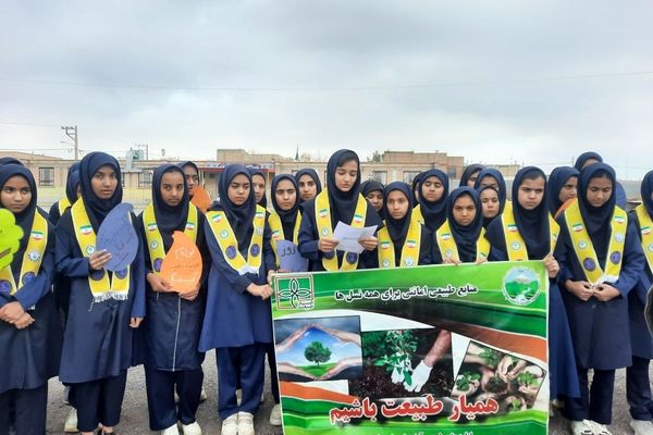 در هفته درختکاری دبیرستان دخترانه فدک تربت جام سرسبزتر شد