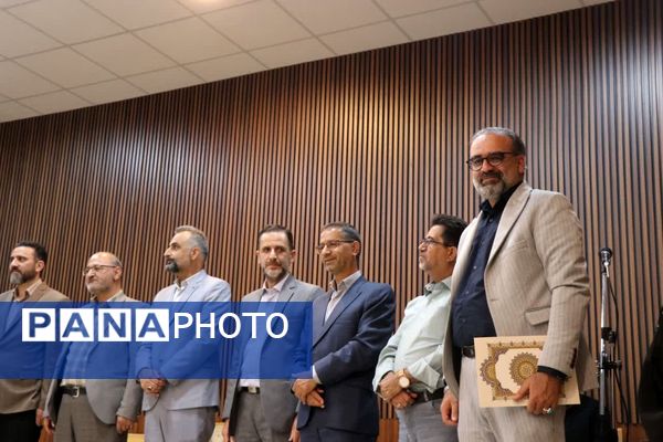 آیین تجلیل از اعضای ستاد سومین جشنواره استانی تئاتر خیابانی کودک و نوجوان‌ در دلیجان