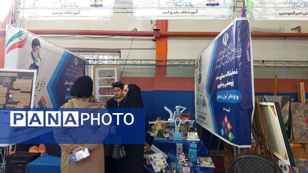 نمایشگاه هفته پژوهش در دبیرستان احمدی روشن شهرستان فردیس