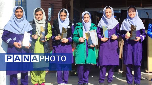 تقدیر از رتبه‌های برتر دبیرستان فرزانگان قائمشهر