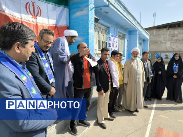 رونمایی از کتاب «روحانی که روحانی نیست» در دبیرستان باقریه