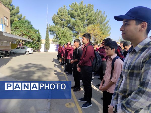 نواخته شدن زنگ اول مهرماه در دبیرستان نمونه آیت الله خامنه‌ای کاشمر 