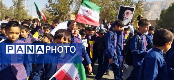 حضور نسل فهمیده ها در راهپیمایی 13 آبان 