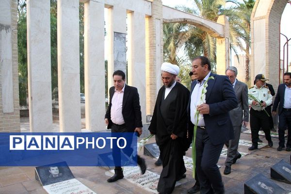 آیین غبارروبی گلزار شهدای بهشت زهرا شهرستان بم به‌مناسبت هفته دولت