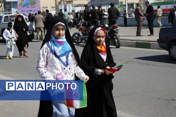 حضور پرشور دانش‌آموزان گچساران در راهپیمایی ۲۲ بهمن