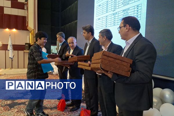 مراسم تجلیل از دانش‌آموزان برتر دبیرستان هیأت امنایی رازی ناحیه ۴شیراز