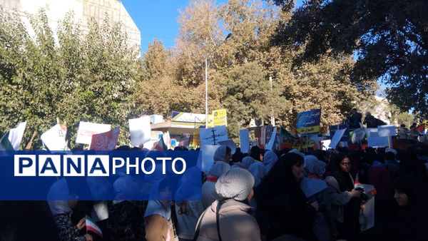 حضور پرشور دانش‌آموزان در راهپیمایی روز ۱۳ آبان