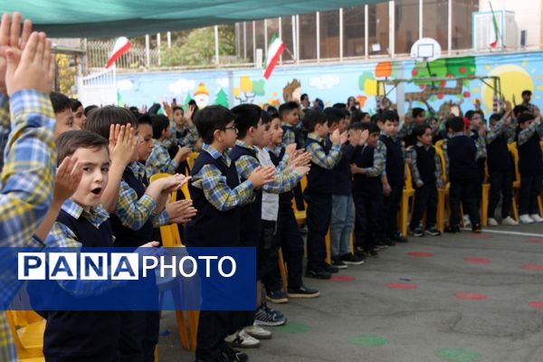 جشن شکوفه‌ها در دبستان منوچهر رزاقی ناحیه۳ مشهد