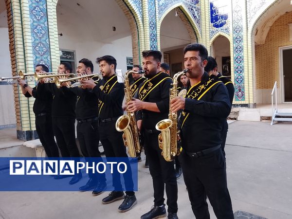 غبارروبی و عطرافشانی گلزار مطهر شهدا در نیشابور 