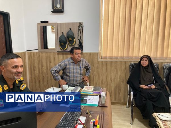 بازدید دانش‌آموزان دبیرستان سمیه از کلانتری ۱۱ بجنورد به مناسبت هفته نیروی انتظامی 