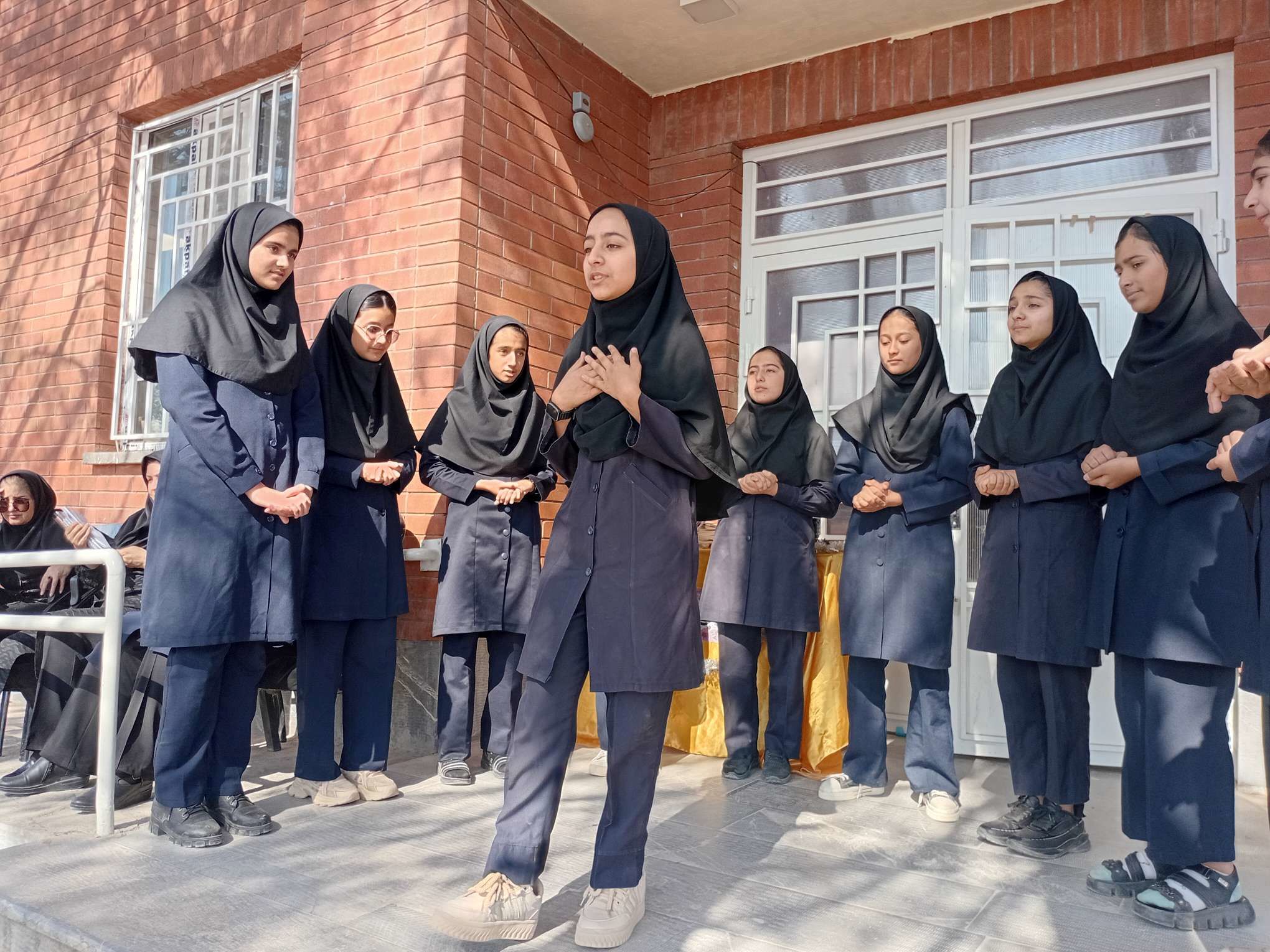 دبیرستان مادر مهربان خلیل‌آباد غرق در شادی ولادت حضرت زینب(س)