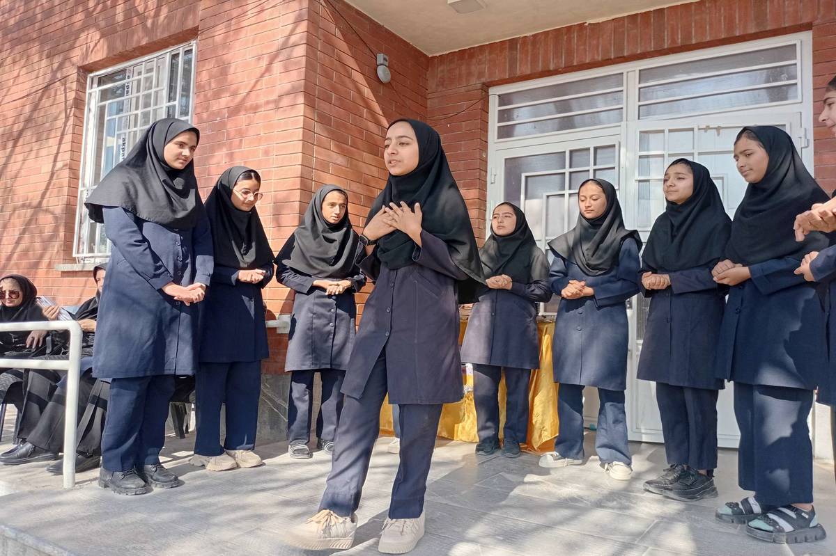 دبیرستان مادر مهربان خلیل‌آباد غرق در شادی ولادت حضرت زینب(س)