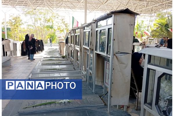 گلباران قبور مطهر شهدا به مناسبت هفته دفاع مقدس در شهرستان زرقان