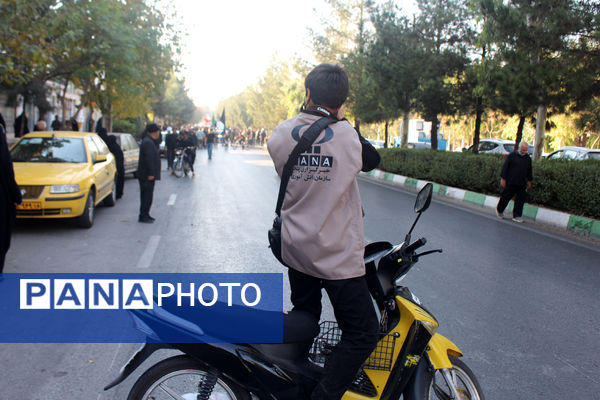 جلوه‌هایی از حضور نوجوانان در مراسم تشییع و خاکسپاری شهدای گمنام